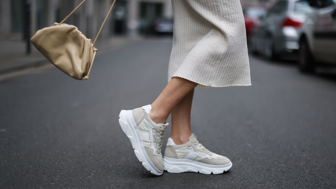3 stylishe Sneaker, die perfekt bei Hallux valgus sind