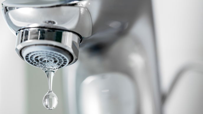 Haushalt: Dieser Trick entfernt Kalk am Wasserhahn über Nacht