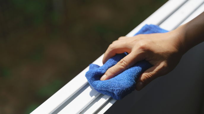 SO werden Fensterrahmen von innen wieder schön sauber