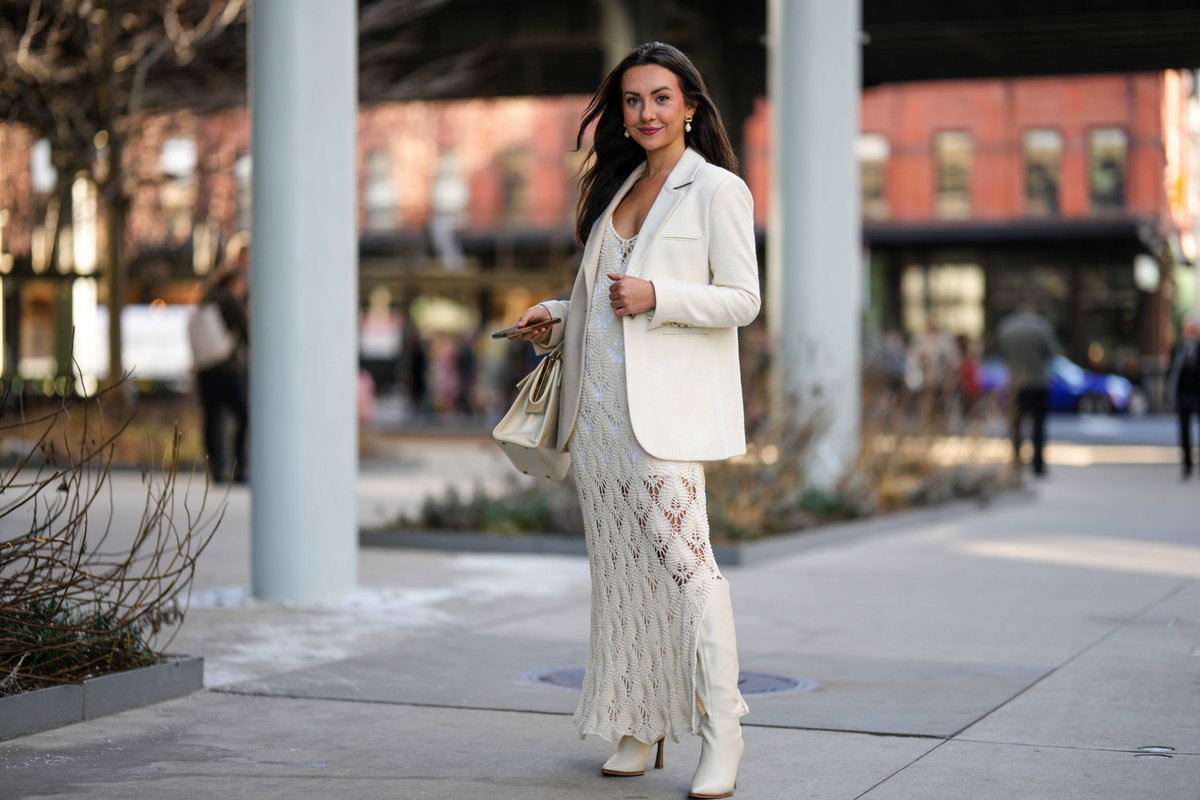 Frau in Häkelkleid und Blazer