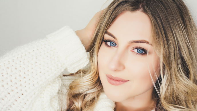 Haartrick: Diese simple Frisur strafft sofort das Gesicht