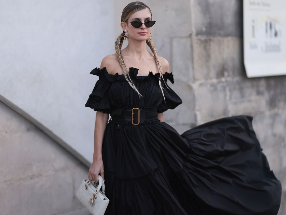 Frau mit schulterfreiem Kleid