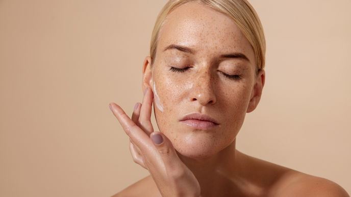 Statt Beauty-Filter: Dieser Drogerie-Primer sorgt für porenlose Haut