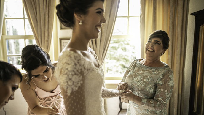 Hochzeit 2023: Die 5 schönsten Abendkleider für die Brautmutter in großen Größen