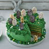 Niedliche Osterwiese-Torte mit Osterhase und Ostereiern - lieben alle Kinder