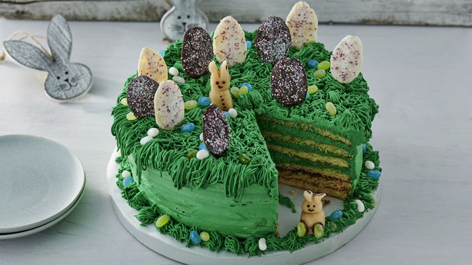 Niedliche Osterwiese-Torte mit Osterhase und Ostereiern - lieben alle Kinder