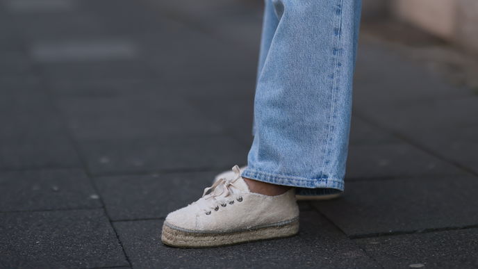 5 Sneakers, die wir zu Maxikleidern kombinieren