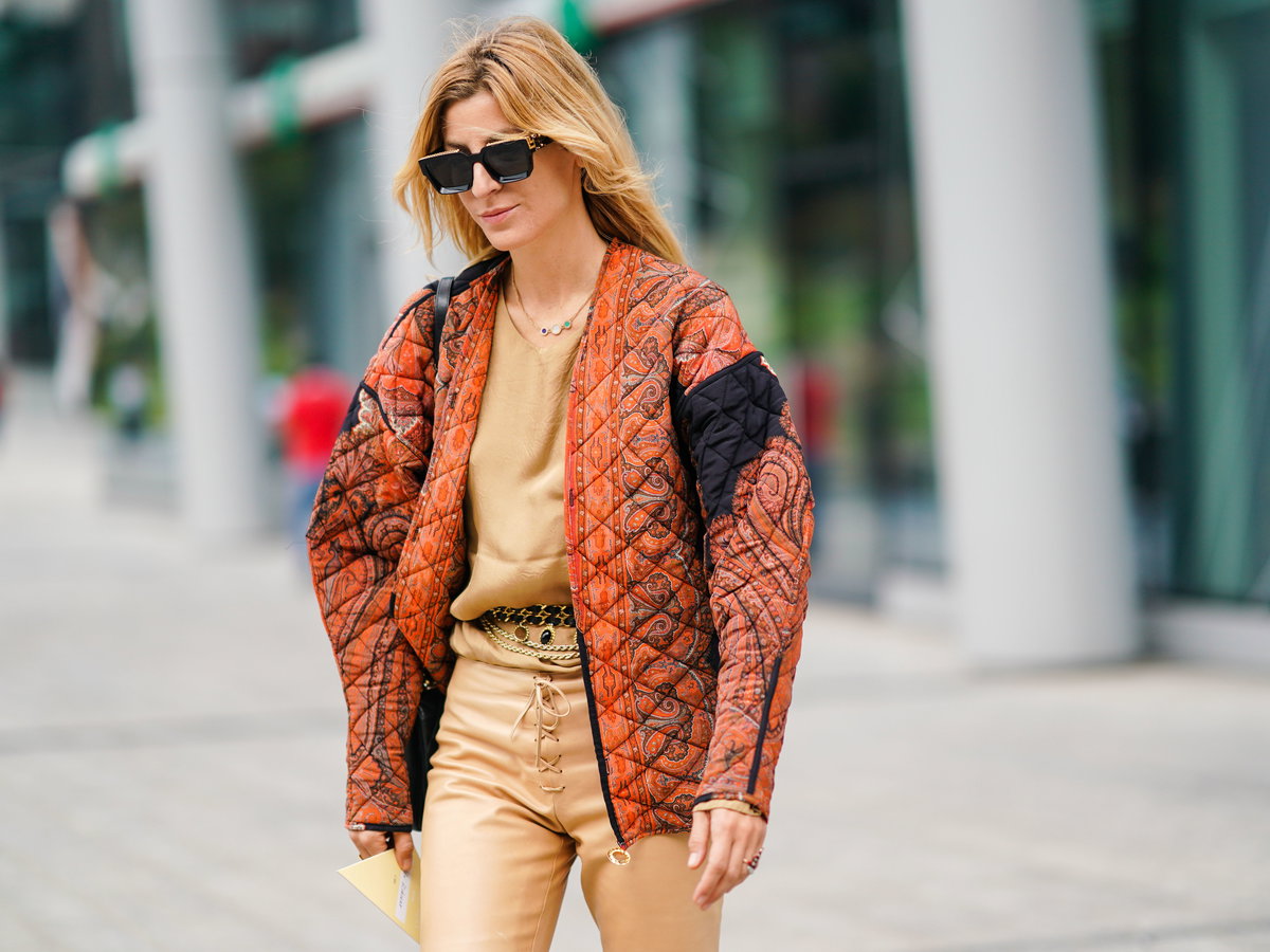 Jacken-Trends 2025 - Frau in Steppjacke