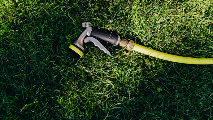 So reinigen Sie einen klebrigen Gartenschlauch richtig