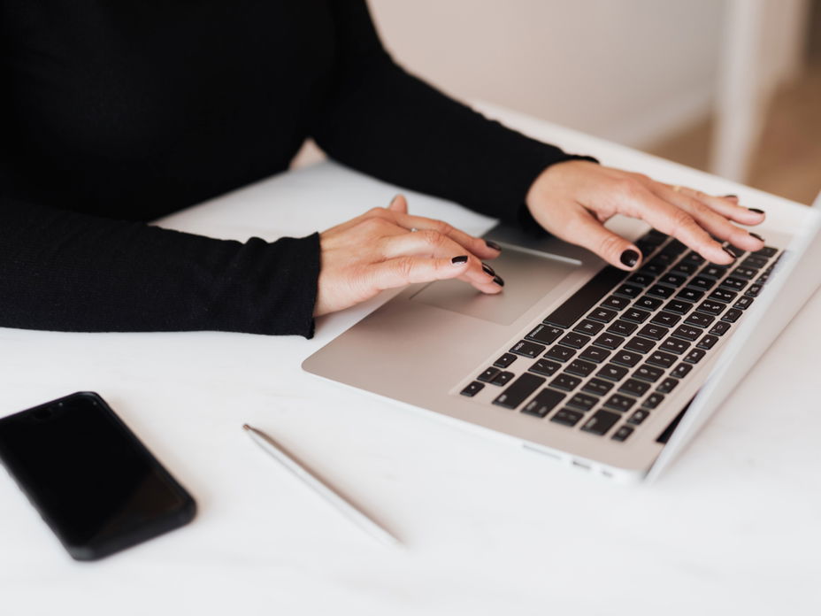 Frau am Laptop