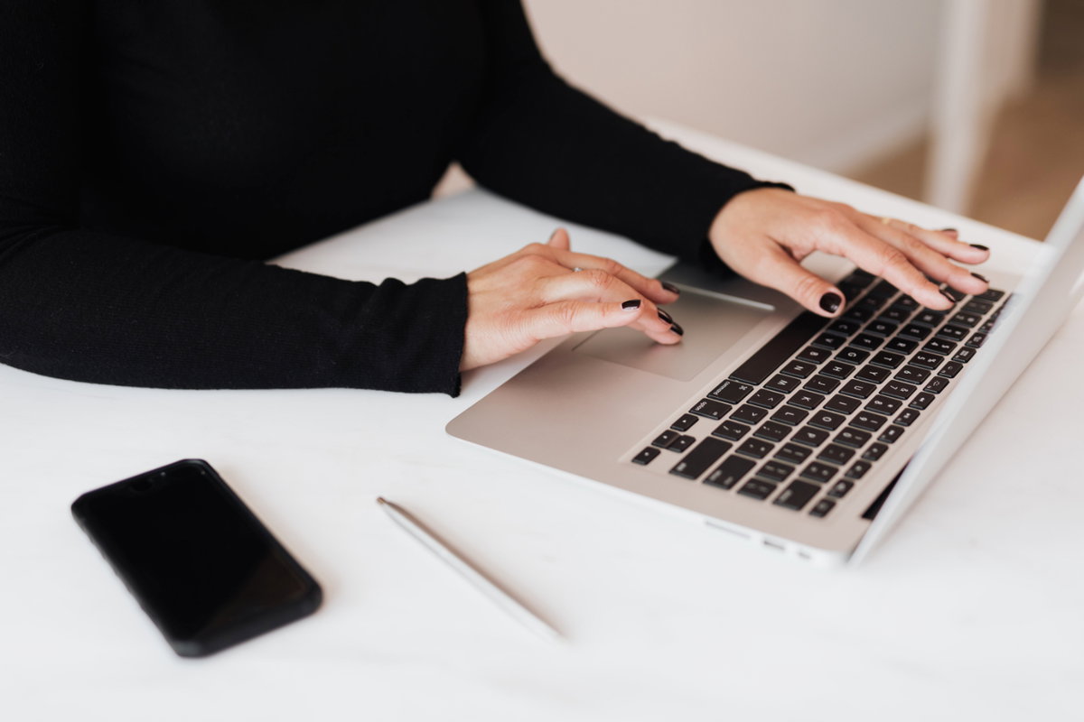 Frau am Laptop
