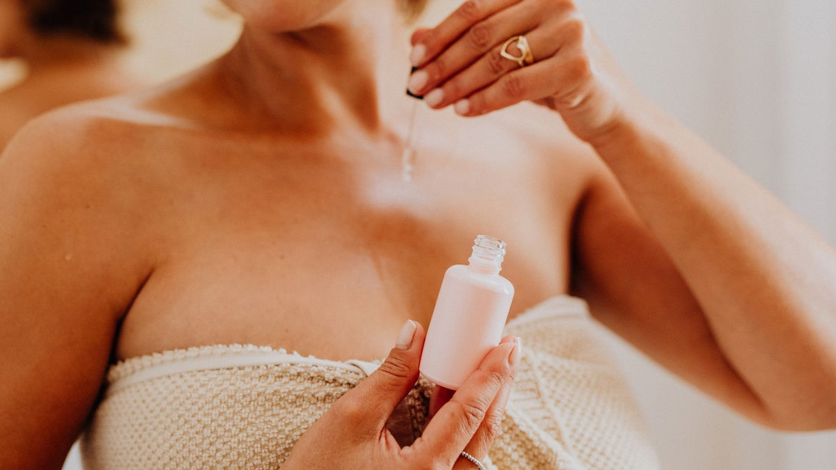 Ein 3-Euro-Serum von Rossmann zaubert ein Traum-Dekolleté