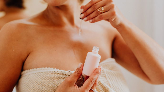 Ein 3-Euro-Serum von Rossmann zaubert ein Traum-Dekolleté