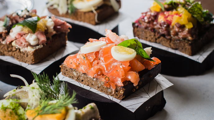 Rezept für Smörrebröd mit Lachs und Ei 