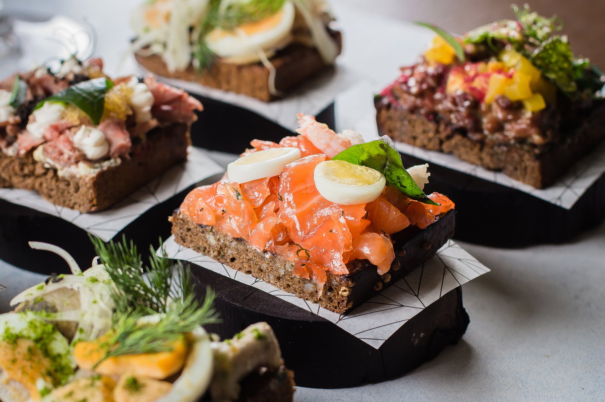 Smörrebrod mit Lachs und Ei
