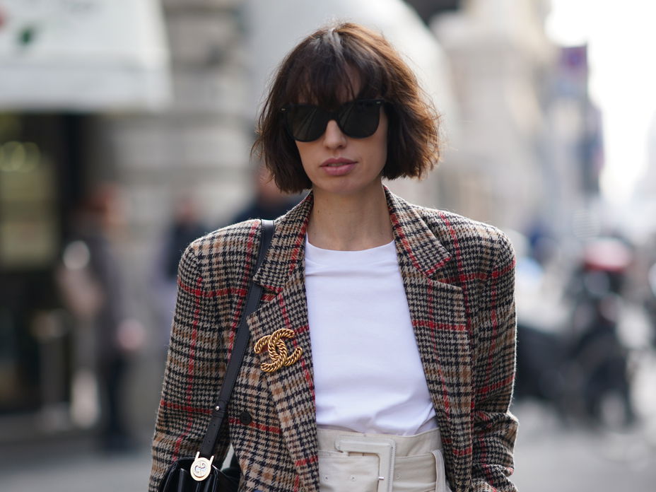 Frau mit Italian Bob in einem eleganten Streetstyle mit Blazer