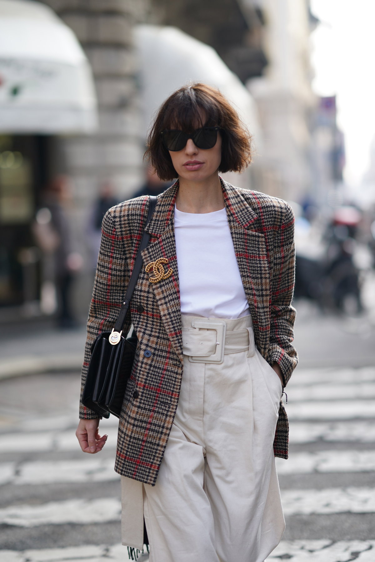 Frau mit Italian Bob in einem eleganten Streetstyle mit Blazer