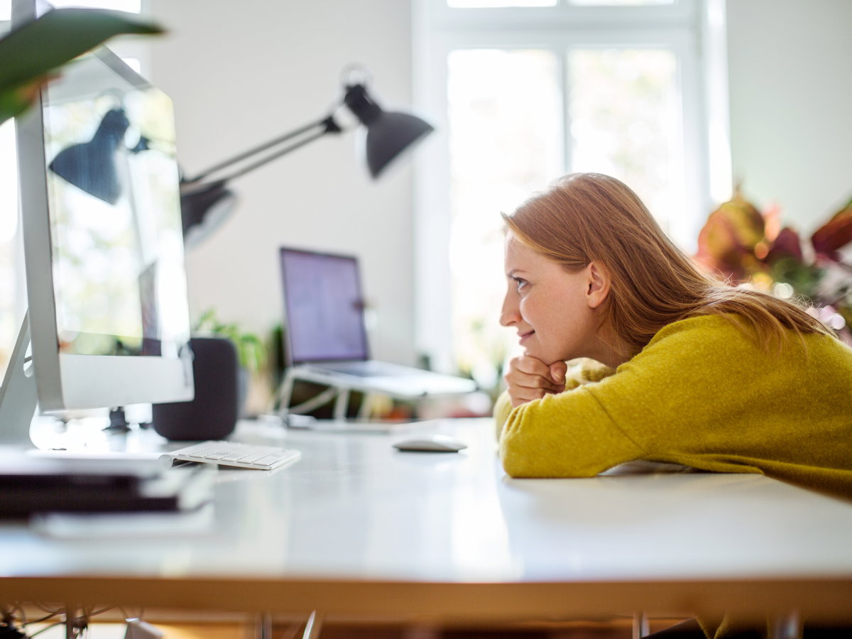 Frau am Schreibtisch im Büro