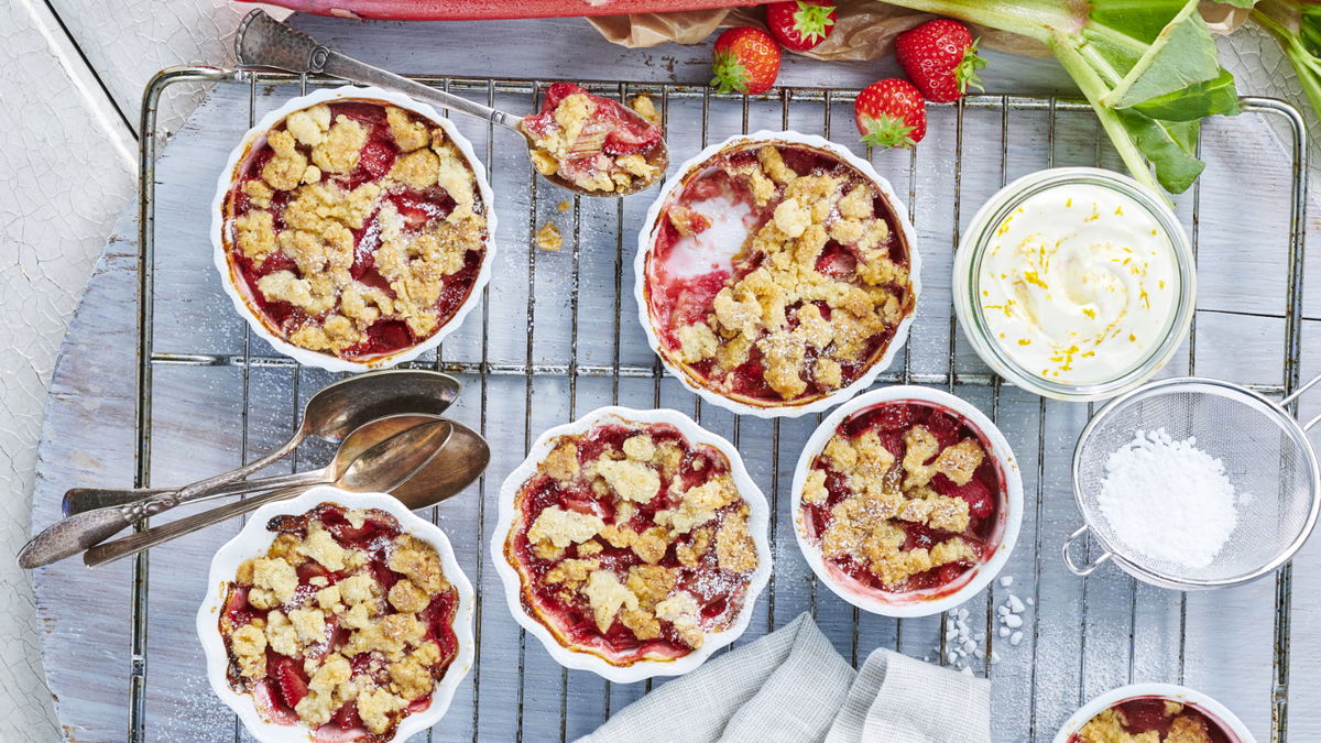 Rezept für schnellen Erdbeer-Rhabarber-Crumble