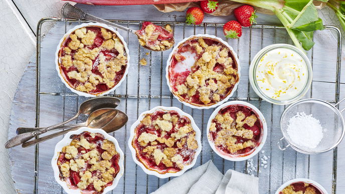 Rezept für schnellen Erdbeer-Rhabarber-Crumble
