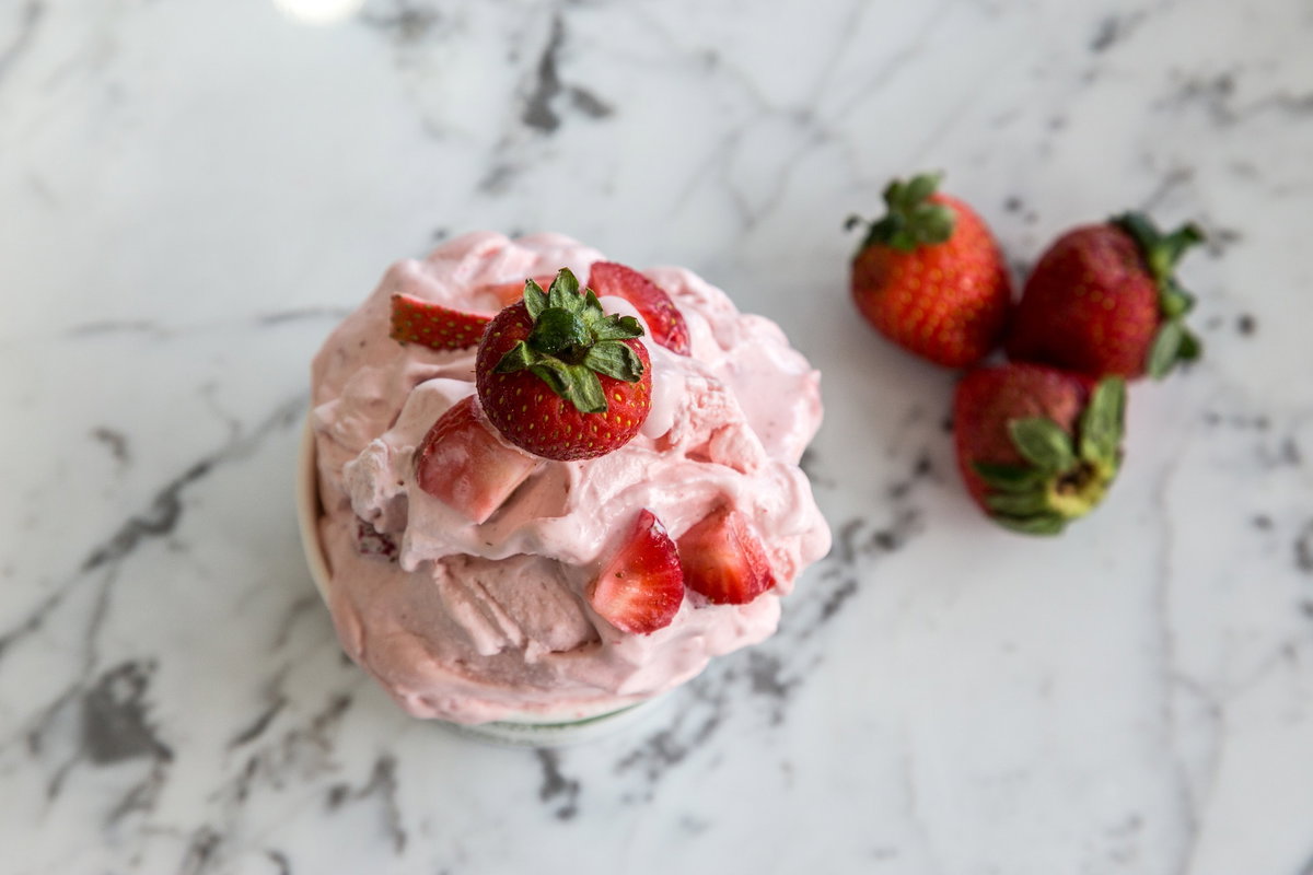 Erdbeereis mit Erdbeeren