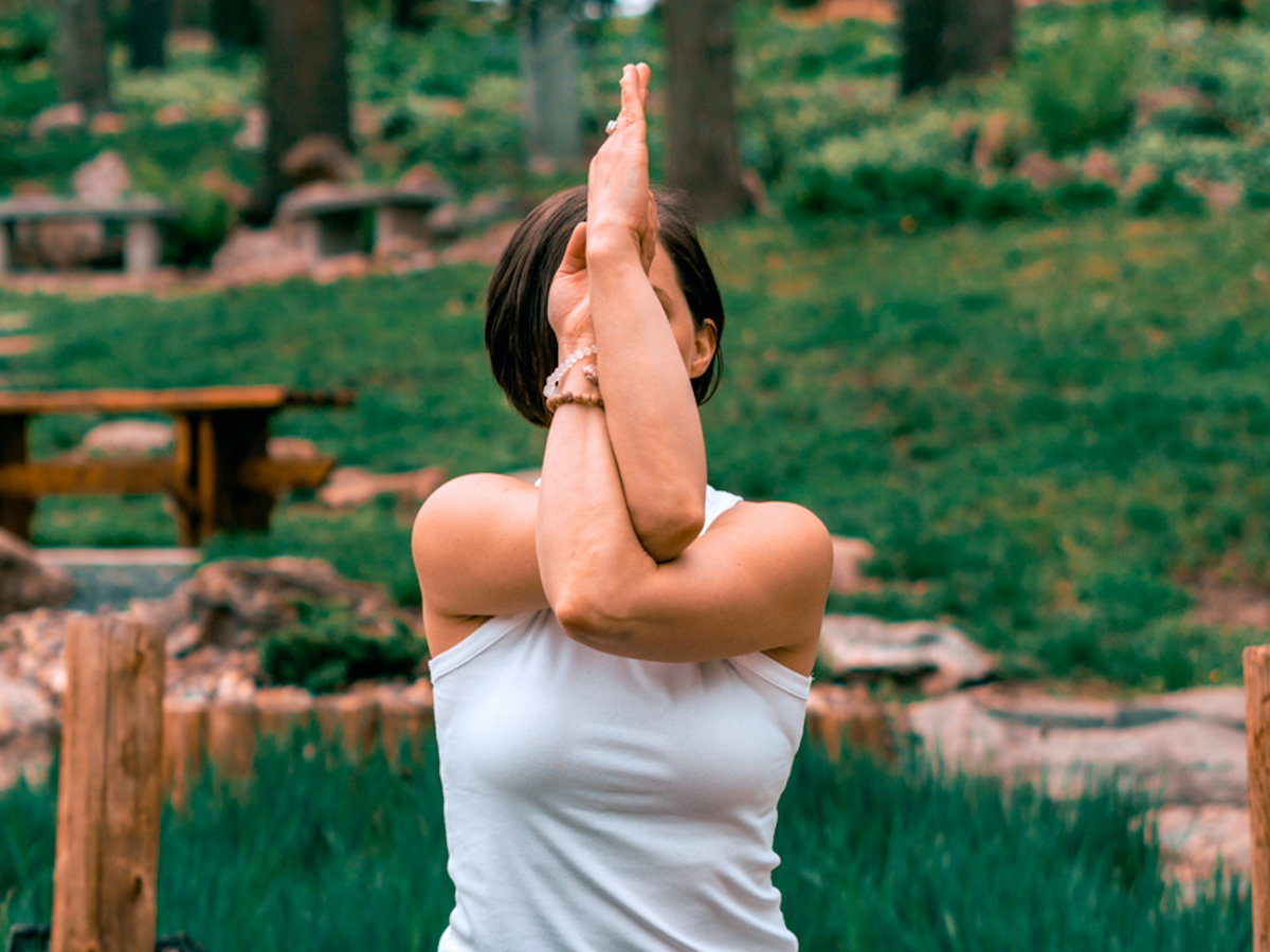 Frau mach Yoga im Grünen