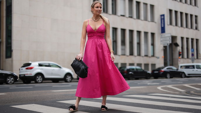 Die schönsten Sommerkleider im angesagten Barbie-Pink