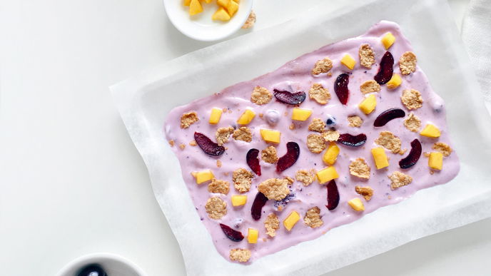 Rezept für Low Carb Frozen-Yoghurt-Bark aus nur 3 Zutaten: Genießen und gut fühlen!