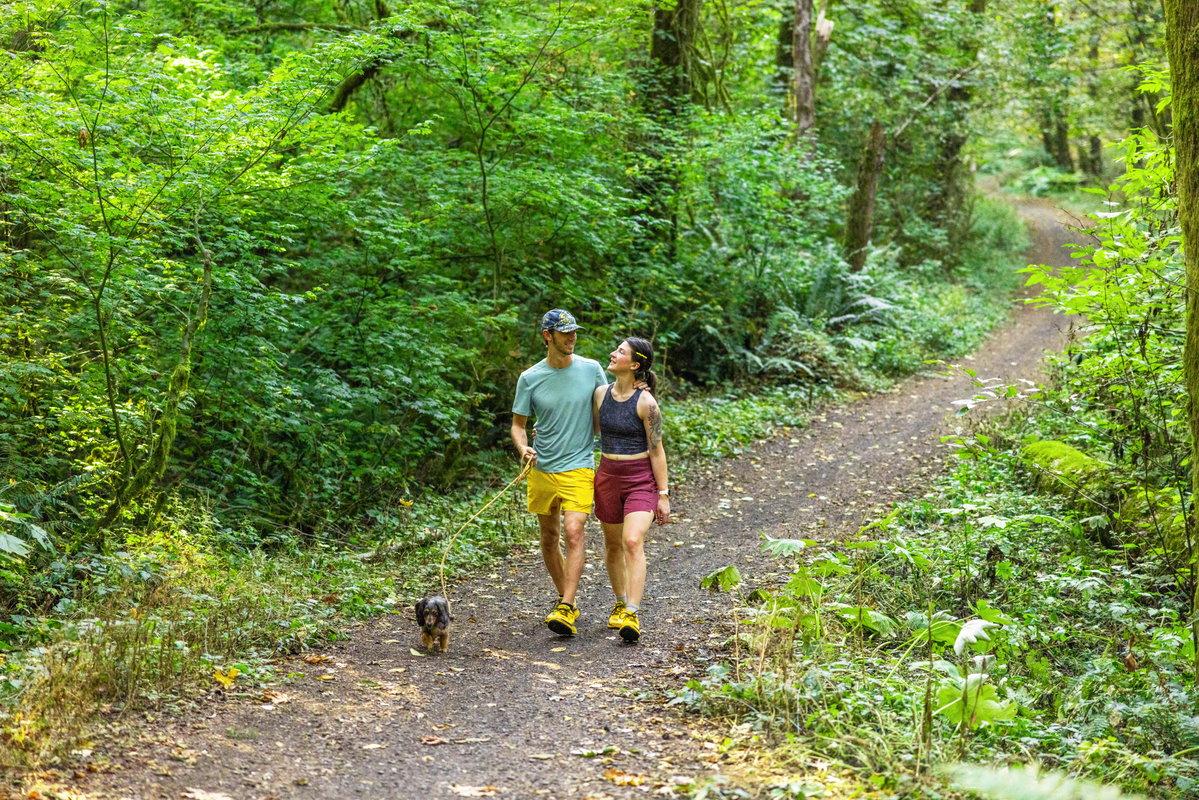 WK400 Keen Outdoor Schuhe beim Spaziergang im Wald