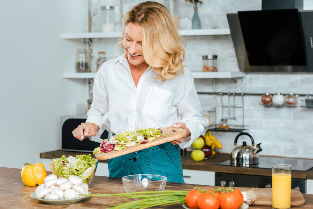 Frau bereitet gesundes Abendessen vor