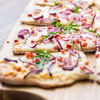 Blitzrezept für eine leckere Schüttelpizza mit Käse und Speck