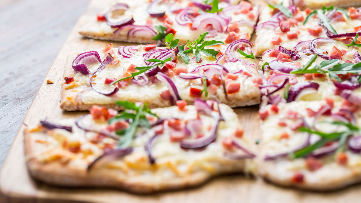 Blitzrezept für eine leckere Schüttelpizza mit Käse und Speck