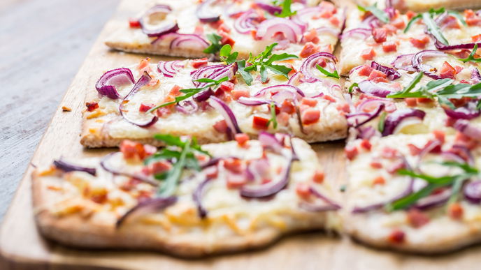 Blitzrezept für eine leckere Schüttelpizza mit Käse und Speck