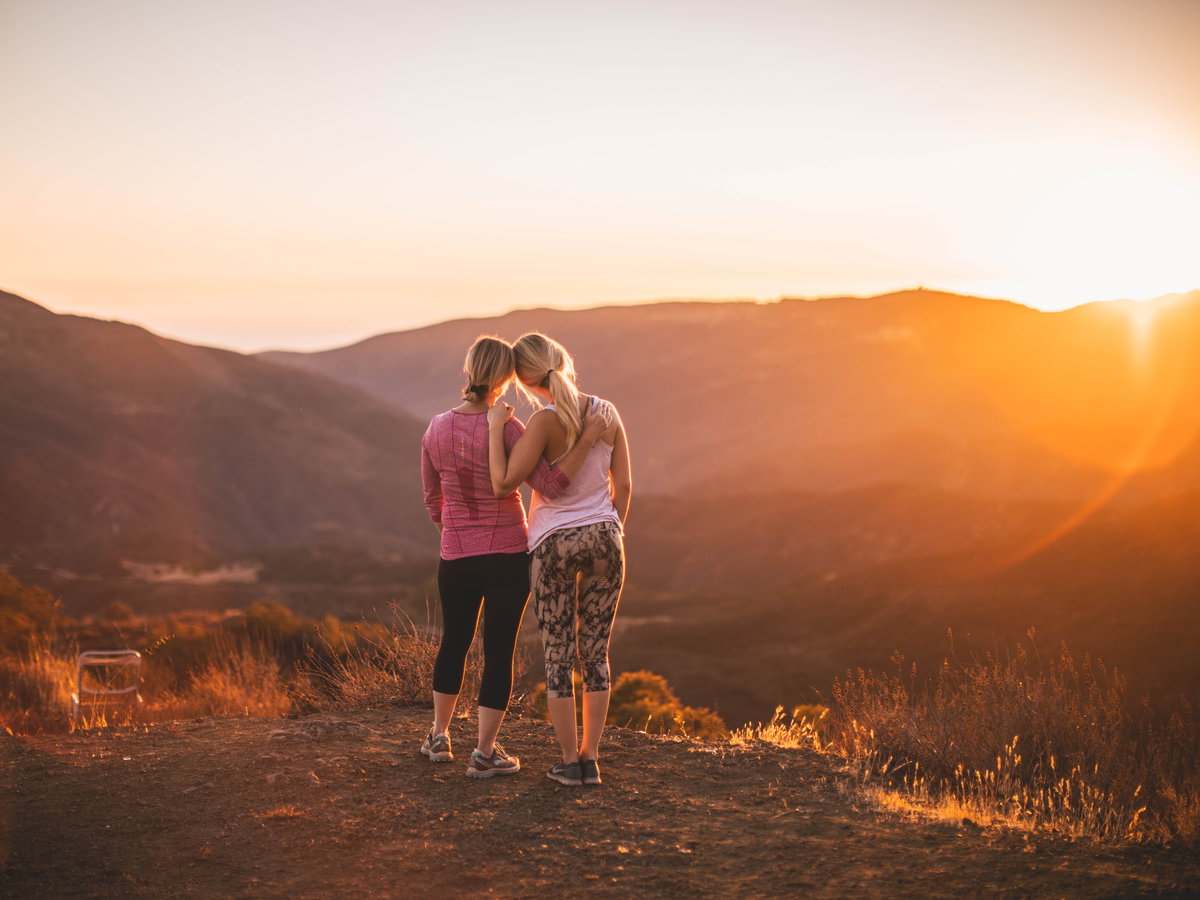 Zwei Frauen vor dem Sonnenuntergang beim Lauftraining