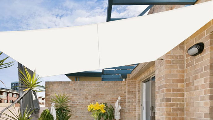 Terrasse gestalten: 5 praktische Schattenspender