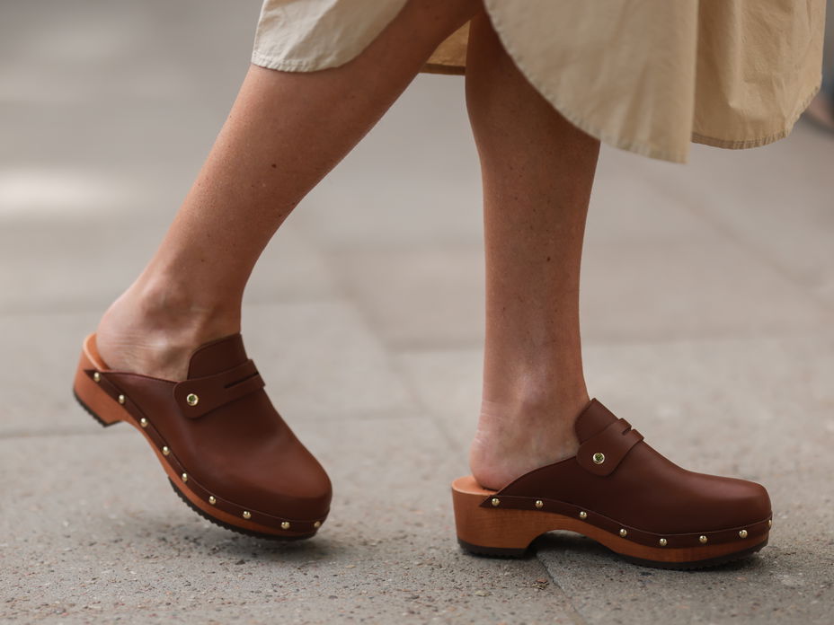 Frau trägt braune Clogs im Streetstyle
