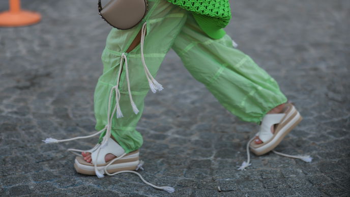 Flache Sandalen 2023: 4 stylische Modelle, die nicht scheuern