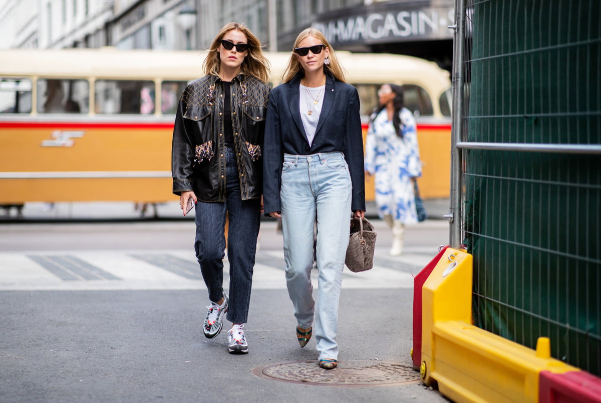 Zwei Frauen in Jeans