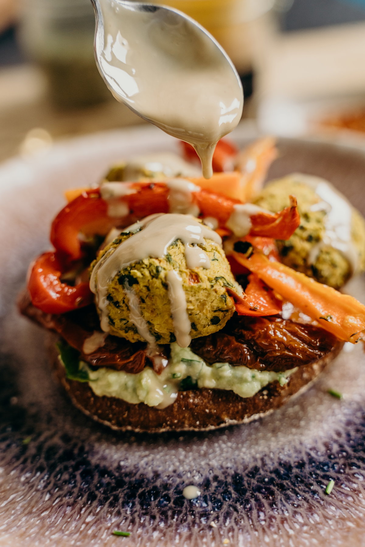 Tahini auf Falafel