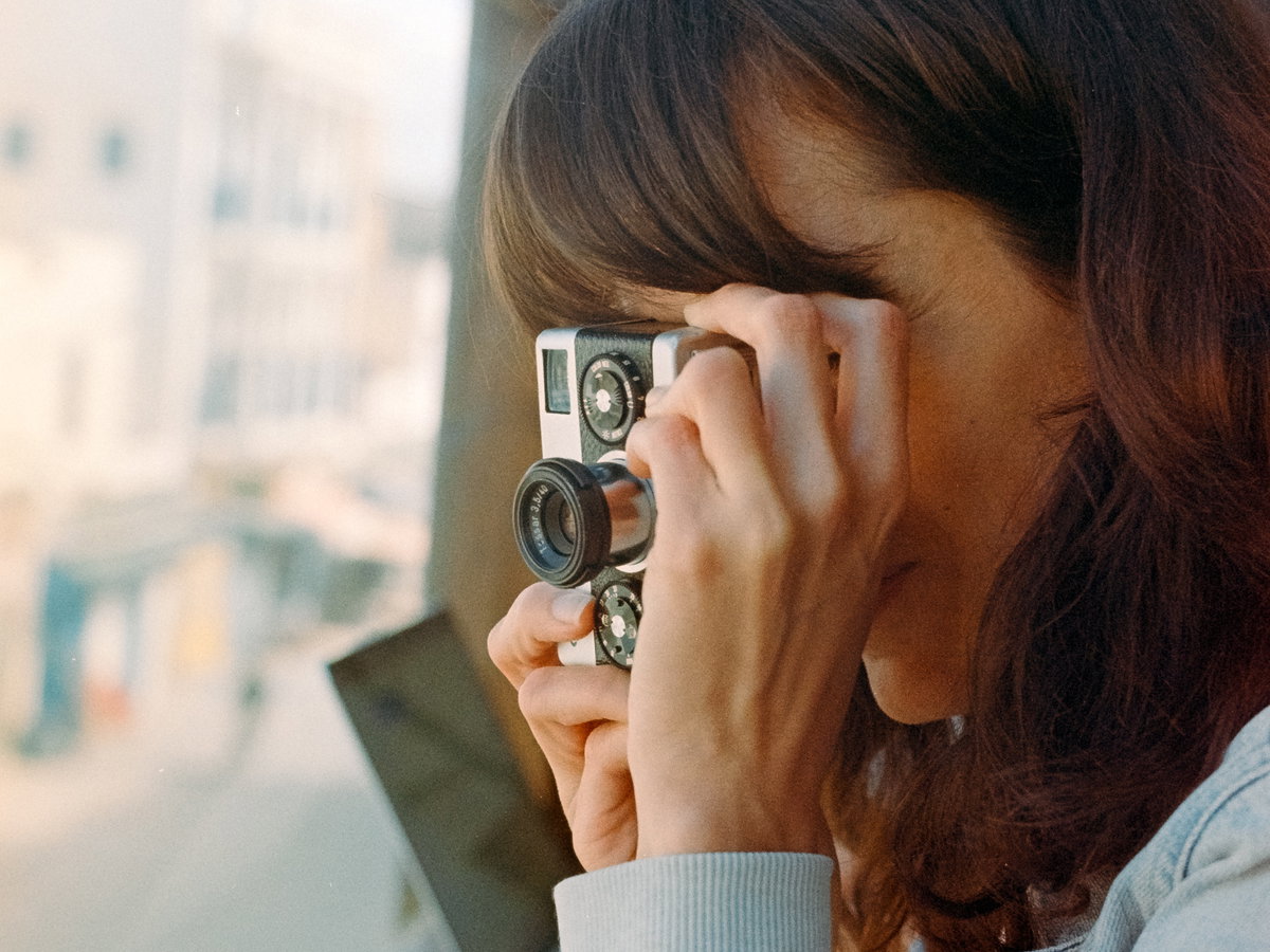Frau am Sightseeing mit Kamera