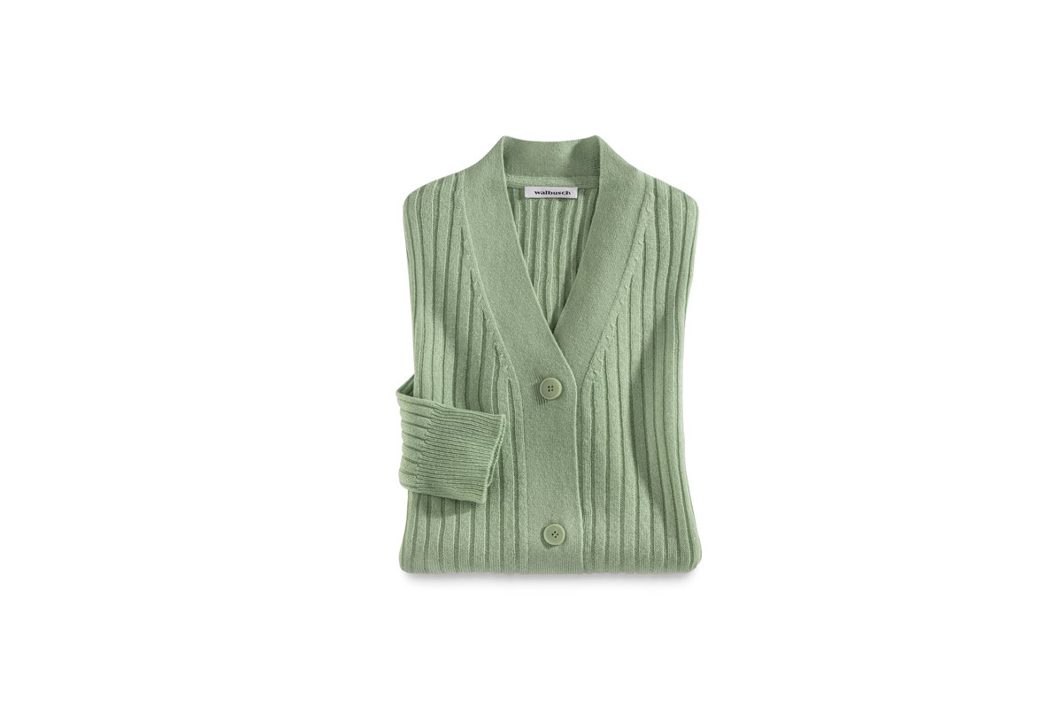 Die edle und kuschelweiche Strickjacke aus Seide und Cashmere ist ein luxuriöses Must-have und wirkt klimatisierend. Somit ist sie perfekt für kühle und auch wärmere Tage.