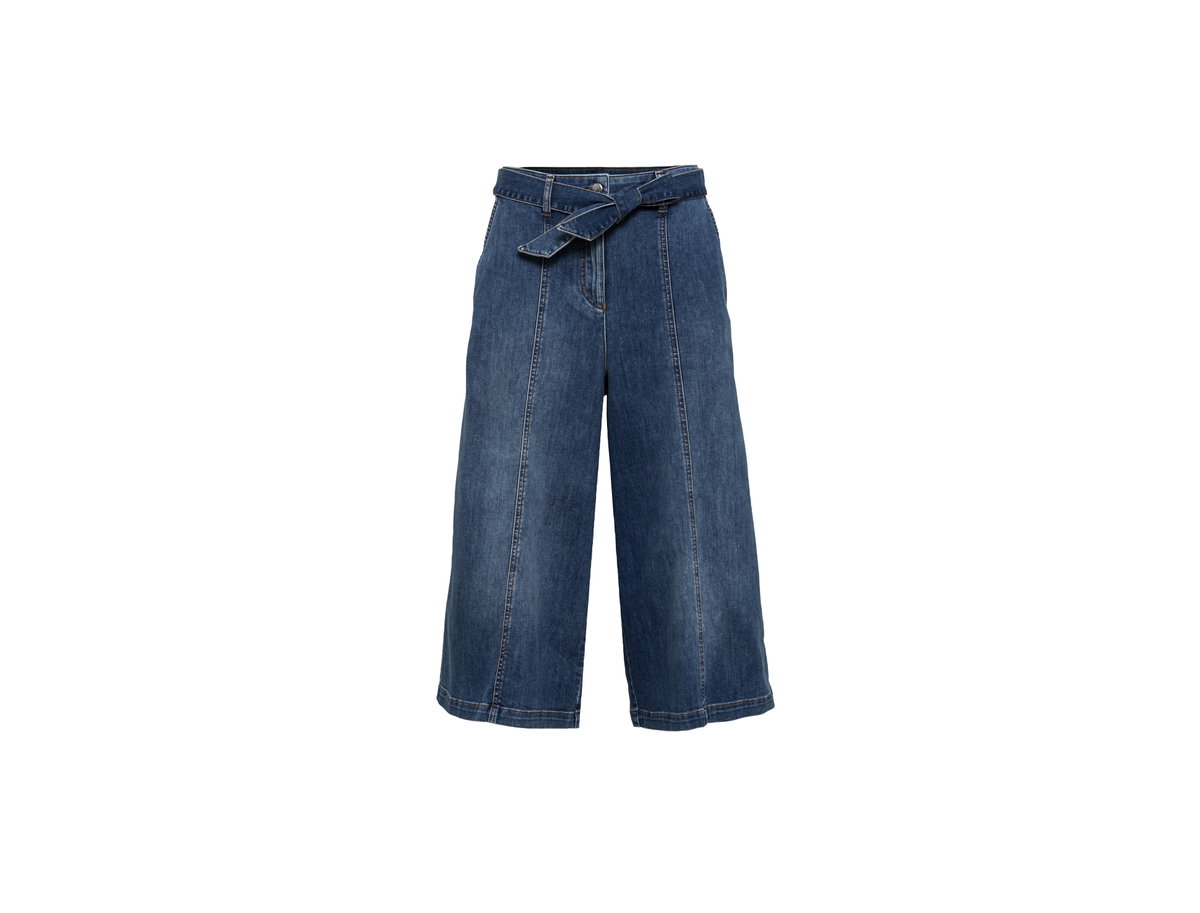 Das weite Bein des Denim-Hosenrocks sowie die atmungsaktive Baumwollmischung sorgen für ein angenehmes Tragegefühl im Sommer. Schmeichelnd: Die markanten Längssteppnähte strecken das Bein optisch.