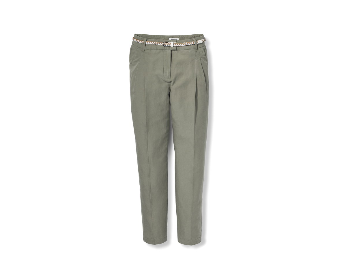 Bequem, natürlich und atmungsaktiv: Kein Sommer ohne diese lässige Chino! Was wir an diesem Modell lieben? Die Chino aus Leinen-Lyocell-Mix ist knitterfrei und damit sehr pflegeleicht. Perfekt für den Sommerurlaub!