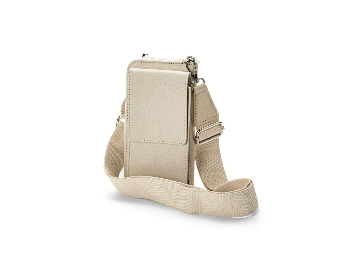 Diese kleine Tasche aus genarbtem Rindleder ist Portemonnaie und Handytasche in einem und bietet dank der vielen Fächer genug Platz für Geld und Karten. Unser Favorit für die Sightseeing-Tour!