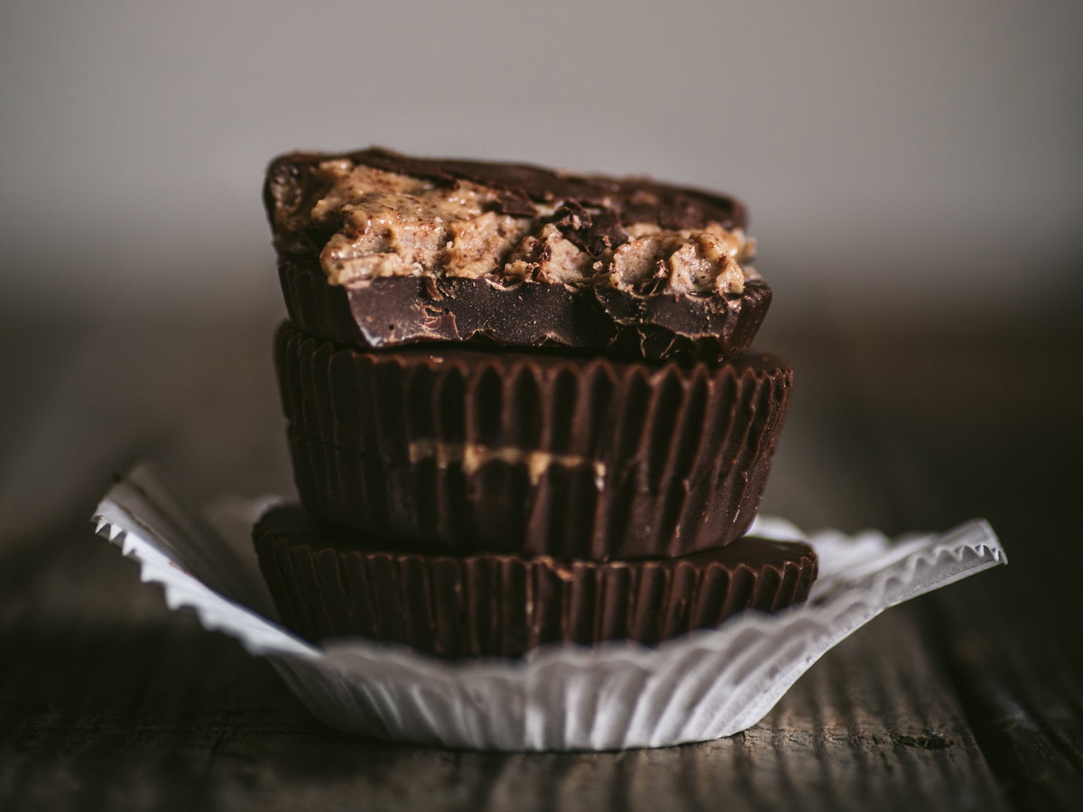 Erdnussbuttercups mit Schokolade