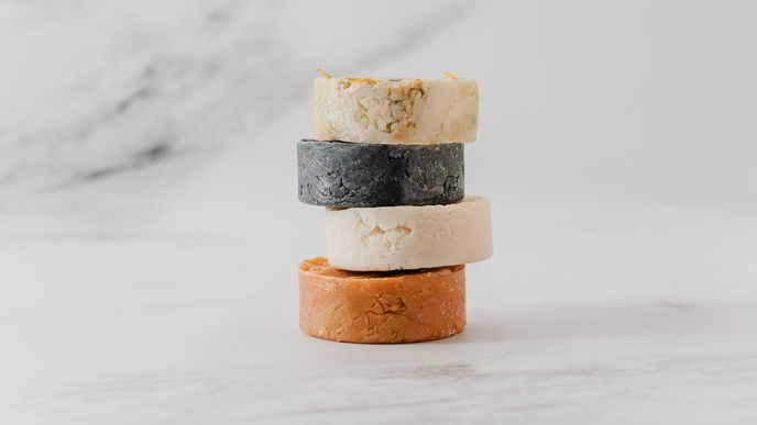 3 Beauty-Produkte aus der Drogerie, mit denen Sie sich auch auf Reisen frisch fühlen