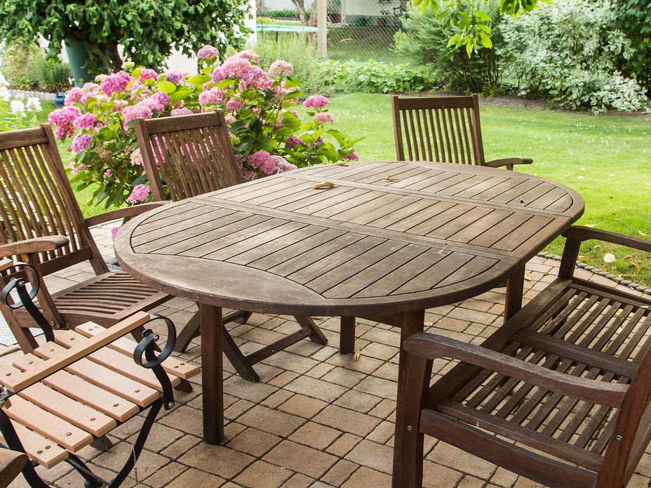 Einladende Atmosphäre im Freien: Tipps zur Auswahl und Pflege von Gartenmöbeln