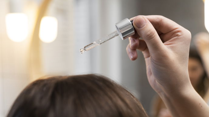 Dieser günstige Trick sorgt für volles Haar