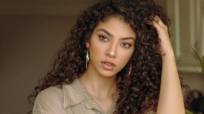 Plopping Methode: So stylen Sie lockige Haare ohne Hitze