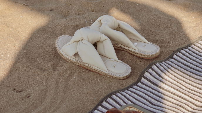 Flache Sandalen 2023: 4 Modelle, die perfekt für den Urlaub sind
